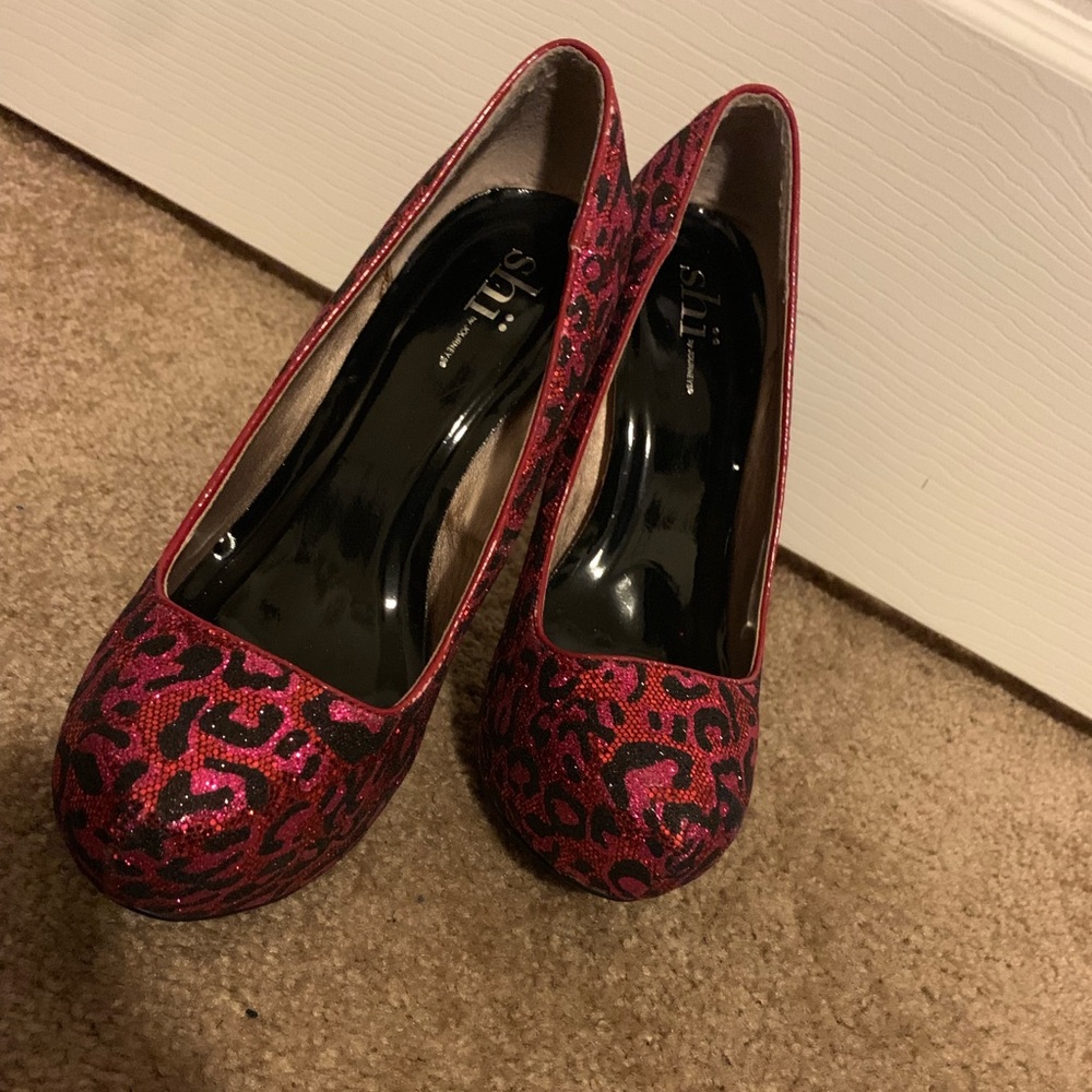 Red/fuchsia pumps/heels.